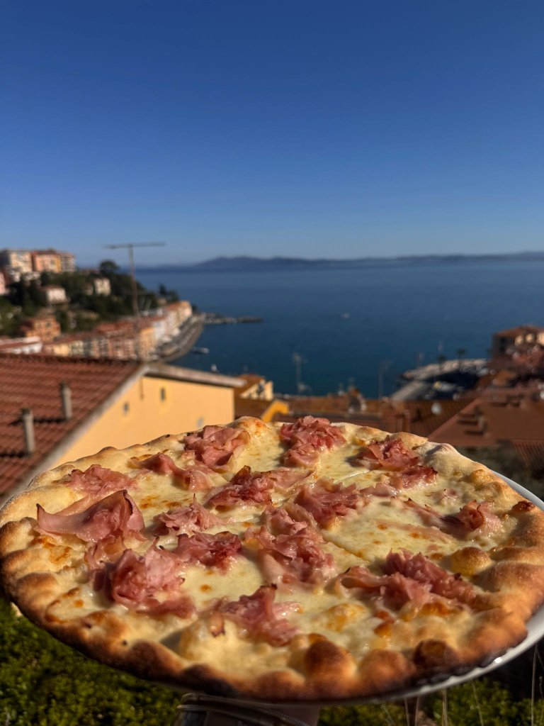 Pizza con vista sul porto di Porto Santo Stefano